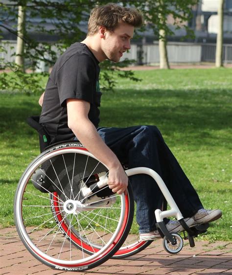 kenneth moet voor de rest van zijn leven  een rolstoel toch  hij niet ongelukkig