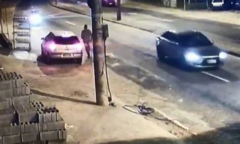 imagens mostram homem deixando carro de pedagoga após atropelamento