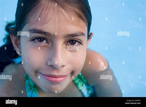 schöne kleine lateinische mädchen im badeanzug im pool stockfotografie