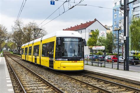 gelbe tram gestoppt  berlin deutschland redaktionelles