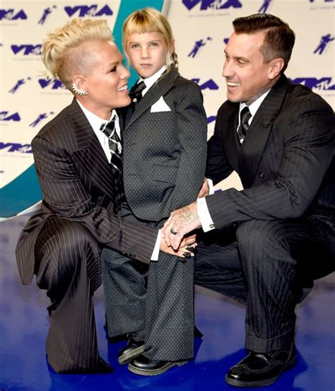 pink carey hart and daughter willow wear matching suits at vmas 2017 us weekly