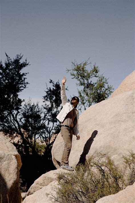 manusia berdiri  atas batu foto stok gratis