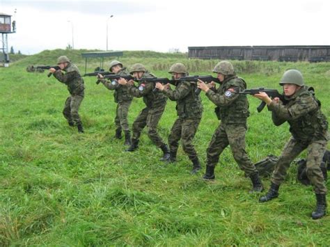 fearing russia will invade them poles enrol in volunteer militias ya