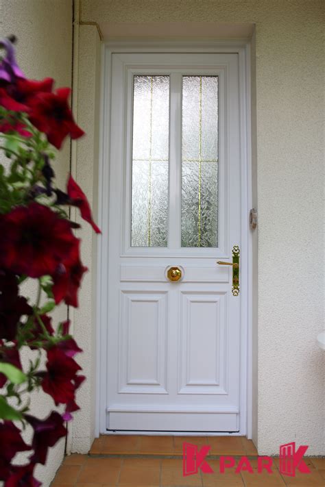 porte dentree blanche pvc avec fenetre integree modele corot porte