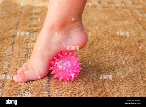 kinder uebung fuer fuss massage ball stockfotografie alamy