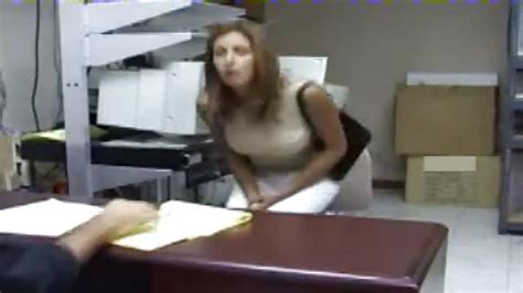 una vera scena di una ragazza inculata in ufficio