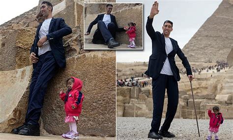 The World S Tallest Man Meets The World S Shortest Woman Daily Mail