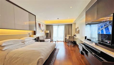 indulge  luxury  comfort  manila marriott hotel