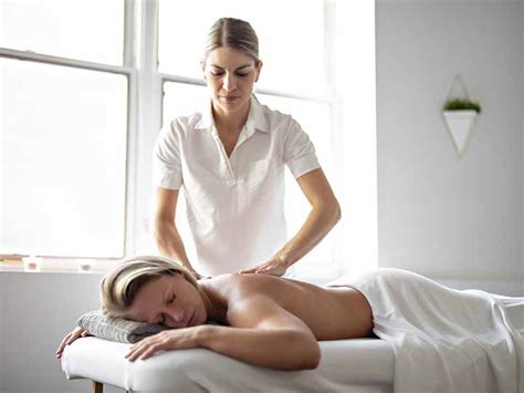 massage therapy classes and 4 career benefits to consider