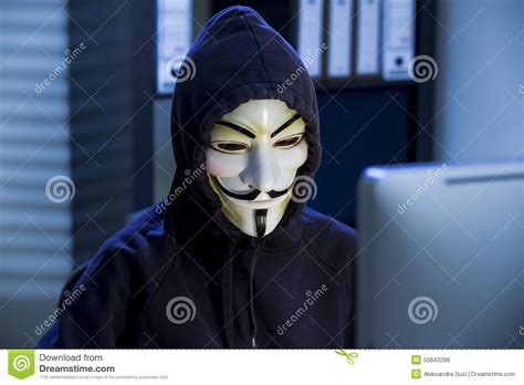 der hacker  einer maske von guy fawkes redaktionelles stockfoto