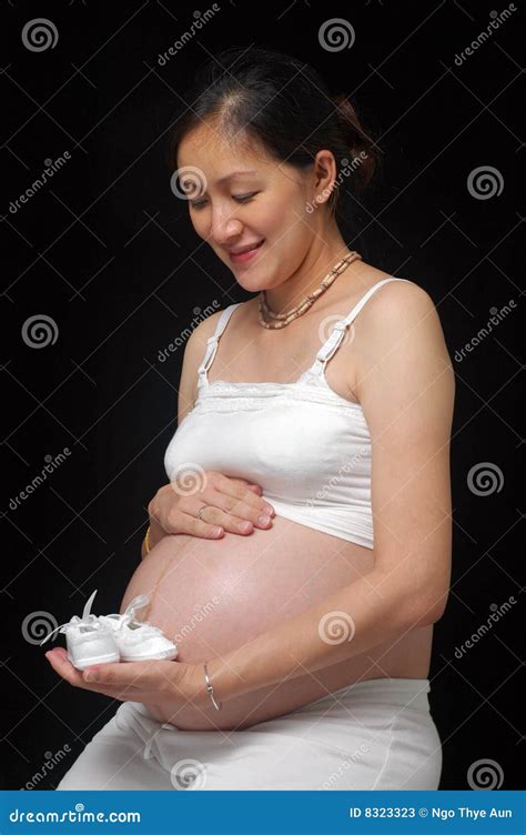 Gravid Kinesisk Lady Fotografering För Bildbyråer Bild Av Motherhood