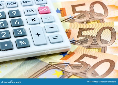 vijftig euro rekeningen en een calculator stock afbeelding image  rekeningen bankwezen