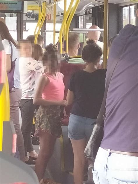 dwie dziewczynki zrobiły w autobusie… salon kosmetyczny „bałagan na