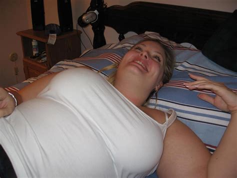chubby amateur hausfrau posiert nackt auf ihrem bett porno