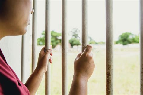 de ontbrekende hand van de vrouwengevangenis bij kooigevangenis geen vrijheid stock afbeelding