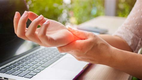 nerve damage  hand symptoms  treatment healthshots