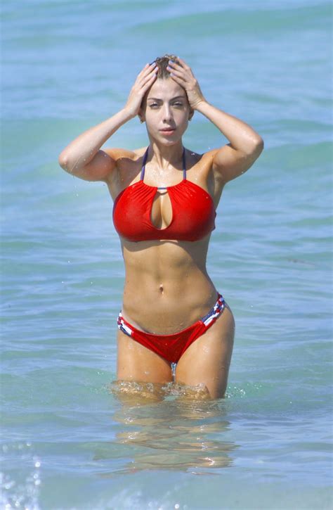 Paparazzi Valeria Orsini En Bikini à Une Plage à Miami