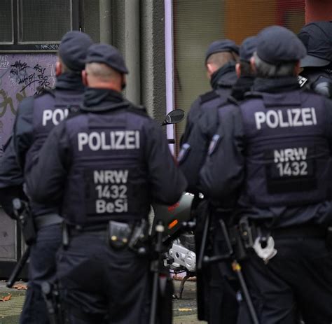polizisten im einsatz razzien im clanmilieu  berlin und hamburg