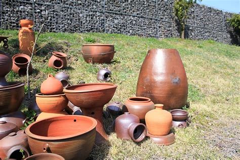 clean clay pottery spinning pots