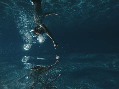 Man Swimming Underwater Hd Wallpaper Peakpx