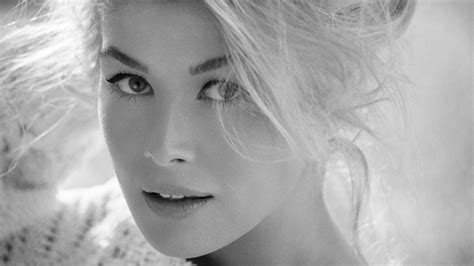 Rosamund Pike Cute Beauty English Actress Wallpaper Images Background