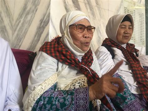 Cerita Siti Aisyah Nenek 75 Tahun Masih Kuat Berjalan 8 Kilometer Di