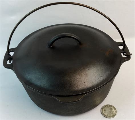 lot vintage wagner ware  cast iron  quart dutch oven   matching lid
