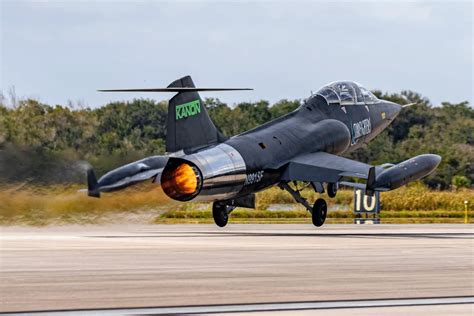 starfighters aerospaces stunning black painted tf  starfighter flies   kennedy space