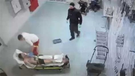 فيديو صادم ضجة كبيرة بعد اعتداء مسعف ألماني على لاجئ سوري مريض مسببا