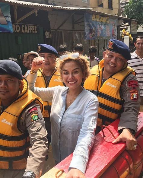 Foto Ketangguhan Nikita Mirzani Di Atas Perahu Tolong Korban Banjir