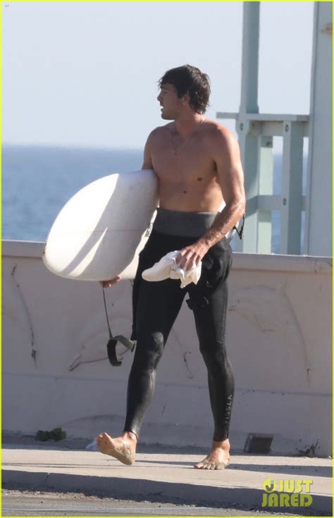 jacob elordi is showing off his abs while at the beach in malibu