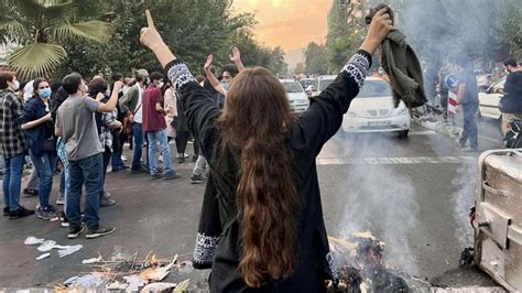proteste im iran trauer wunden und humor deutschlandfunkde