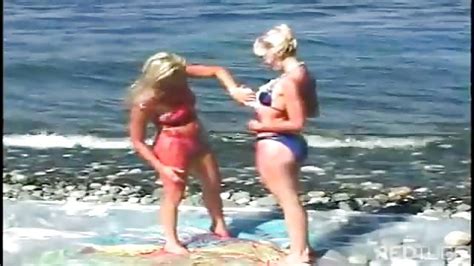 dwie lesbijki kąpią się i zabawiają na plaży porndroids