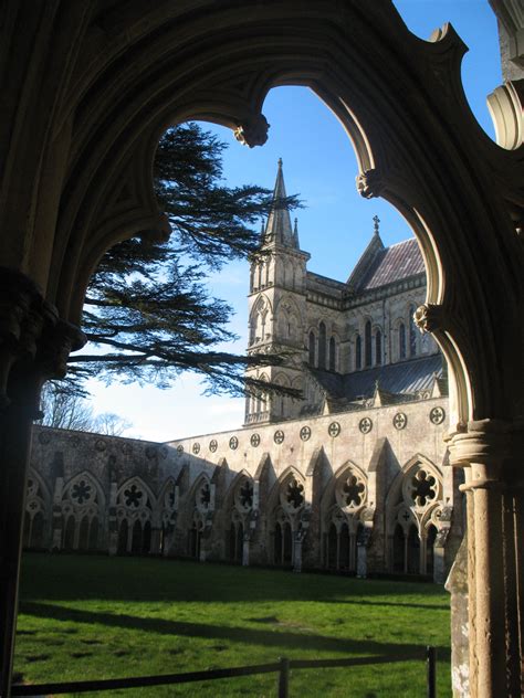 de kathedraal van salisbury heeft een prachtige binnenplaats met een brede loopgalerij met