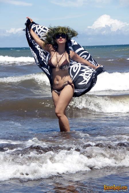 Foto Bikini Pantai Cewek Cantik Indonesia 2012