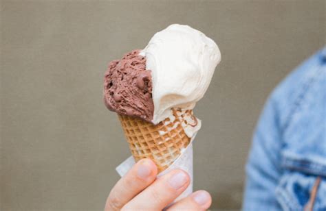 favoriete ijscombinatie van de belg bolletje vanille ijs met chocolade  mokka
