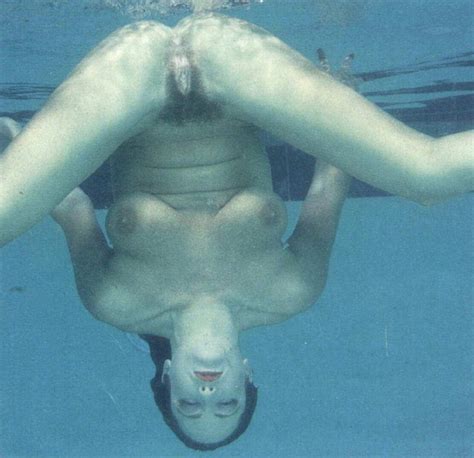 nude underwater redbust