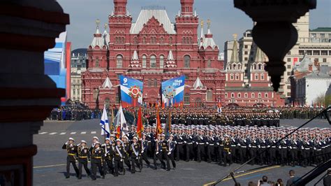 russland faehrt sein militaer auf moskau feiert tag des sieges  tvde