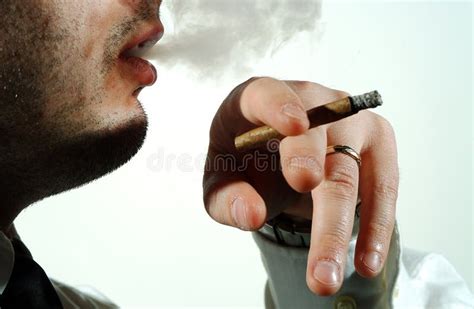 jonge mensen rokende sigaar stock foto image  betrokken boos