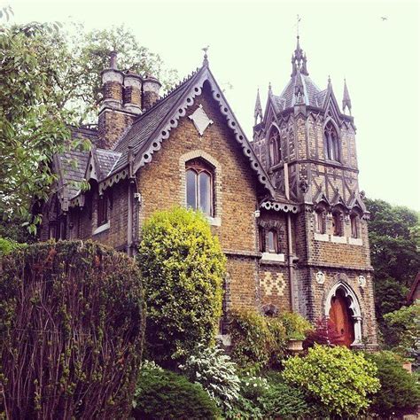 gothic homes  gorgeous  wouldnt mind    haunted gothic house gothic