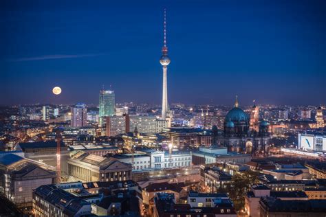 berlin skyline mit supermond foto bild city abend berlin bilder