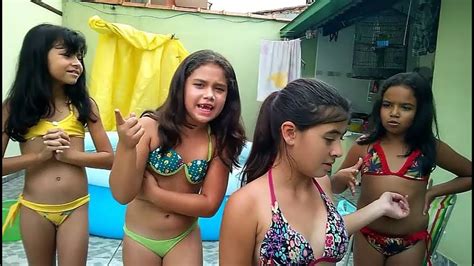 meninas brincando de gincana na piscina youtube