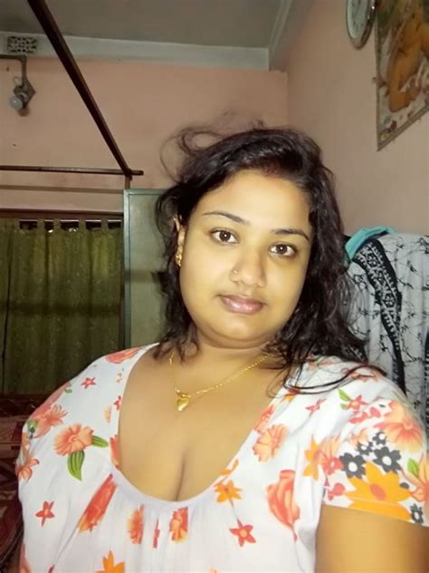 indian mature chubby wife showing her huge hanging tits 9 pics