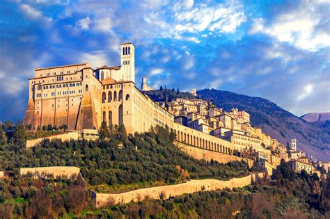 trekking  assisi   trail  st francis exploring umbria