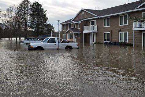 michigan dams fail thousands evacuate  flooding axios