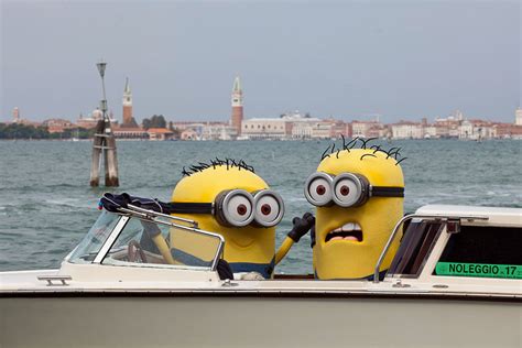 minions  barca  venezia foto scene backstage locandine cinema film voto