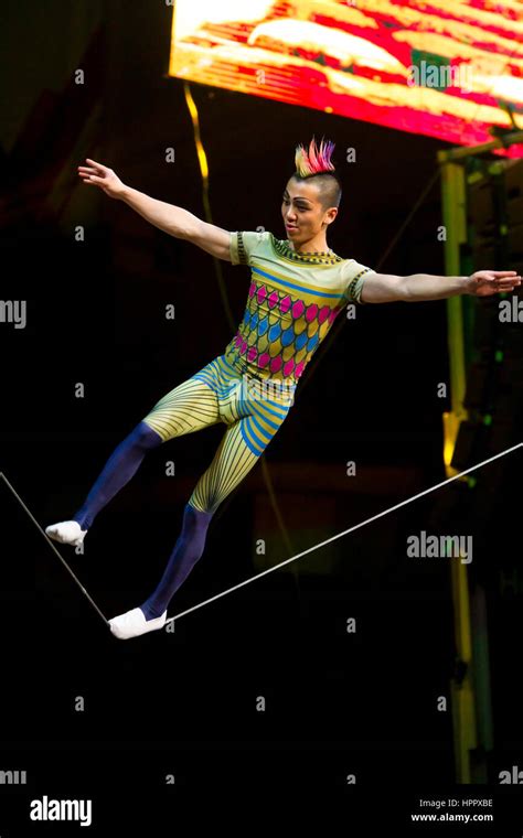 tightrope artists fotografias  imagenes de alta resolucion alamy