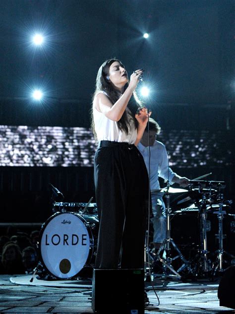 Lordes Grammy Performance — She Stuns With Stark Version Of ‘royals