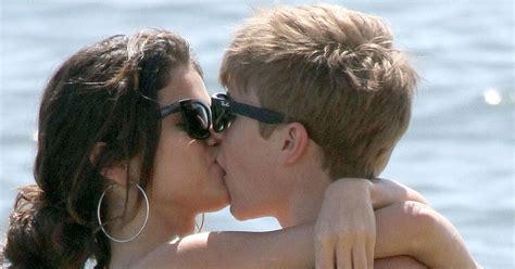 pictures of justin bieber and selena gomez kissing in the ocean