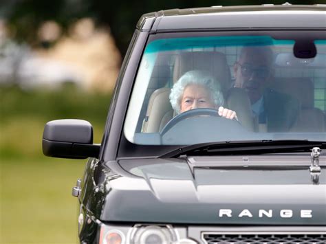 adorable  queen pictured driving   royal windsor horse show  independent
